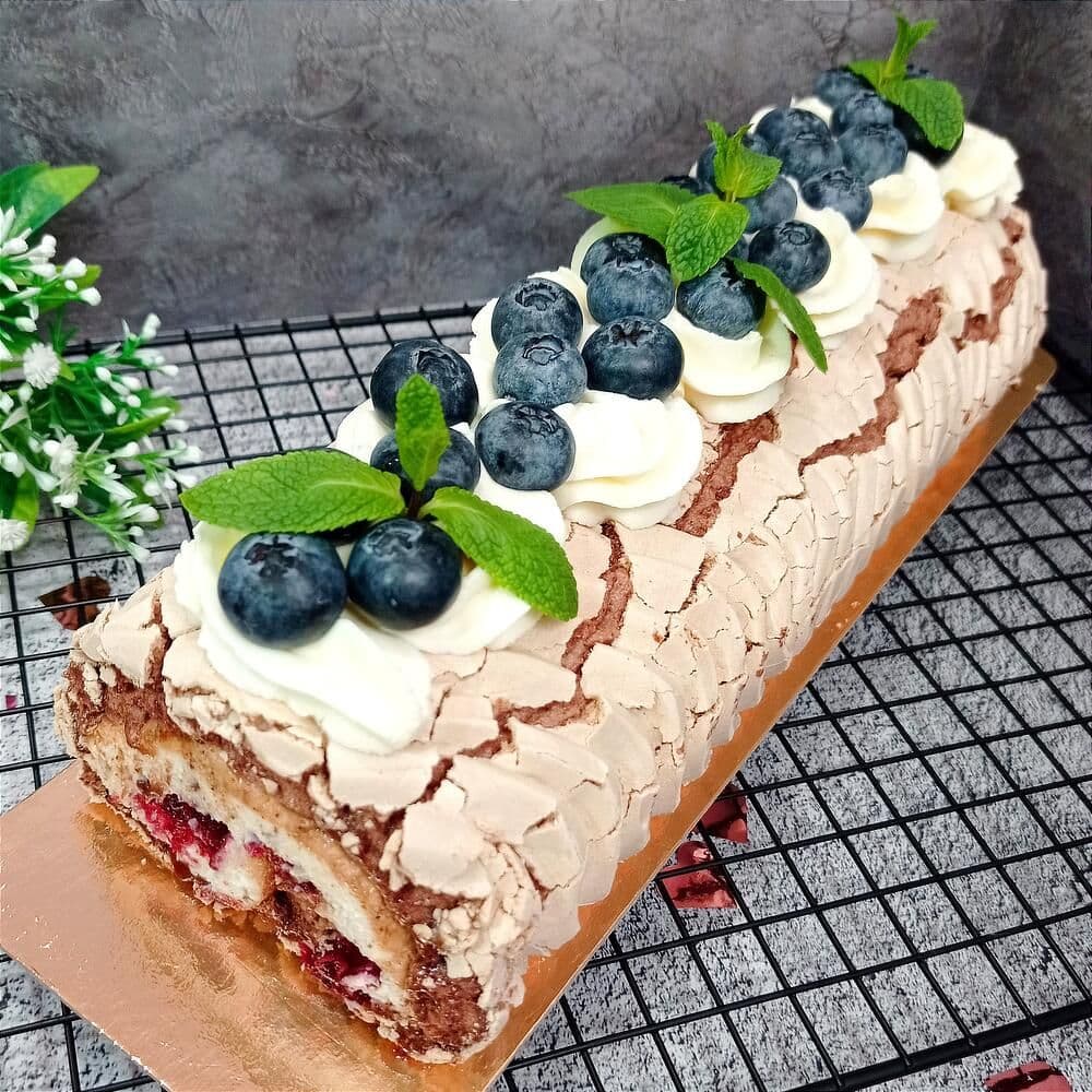Шоколадный меренговый рулет
