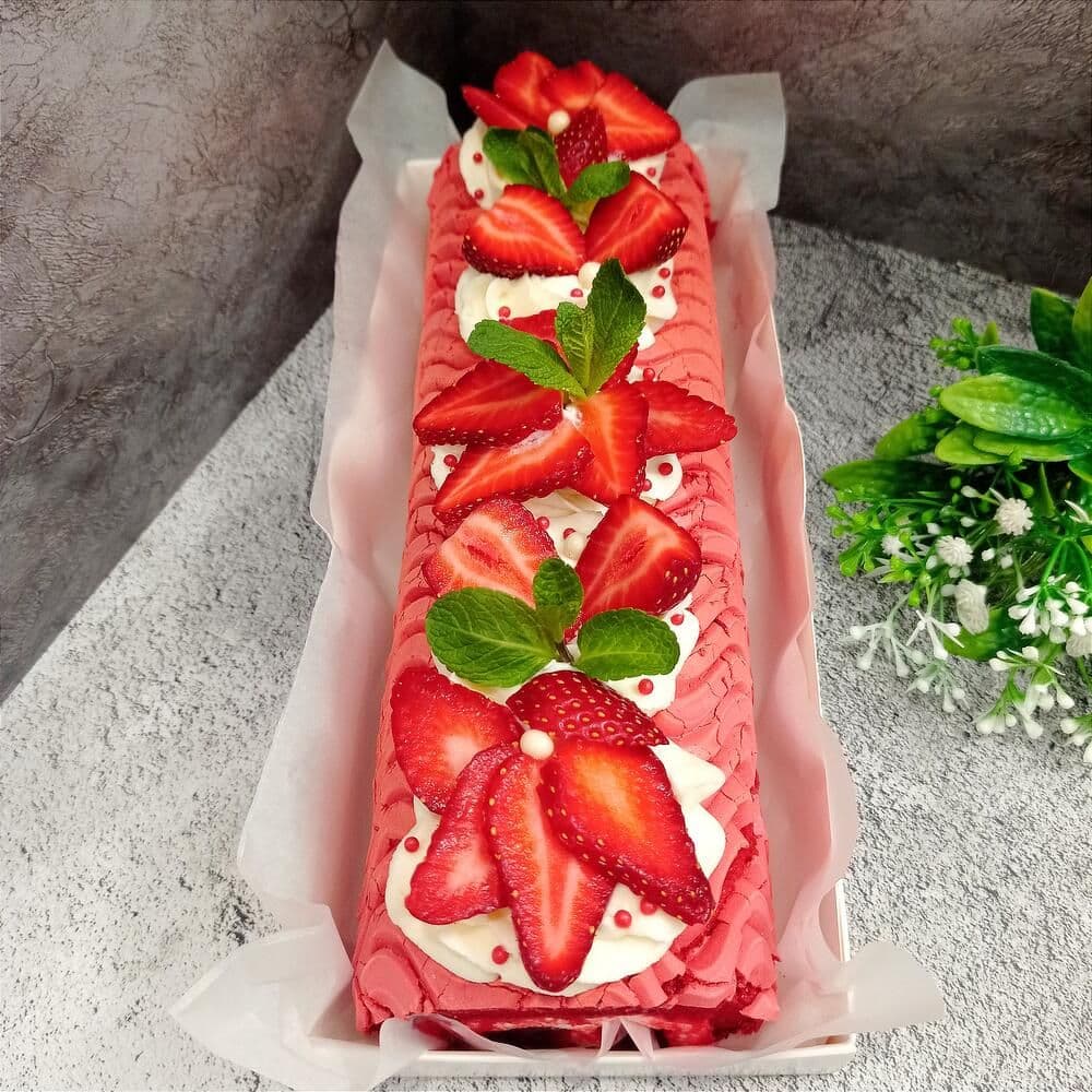 Меренговый рулет «Красный бархат» с клубникой